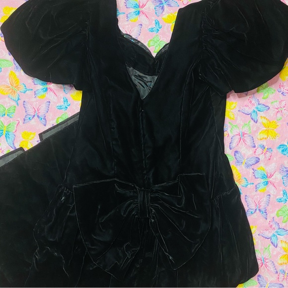 VINTAGE 1980s WOMENS BLACK VELVET PUFFY SLEEVE GOTHIC WEDNESDAYCORE EVENING GOWN - Picture 8 of 9